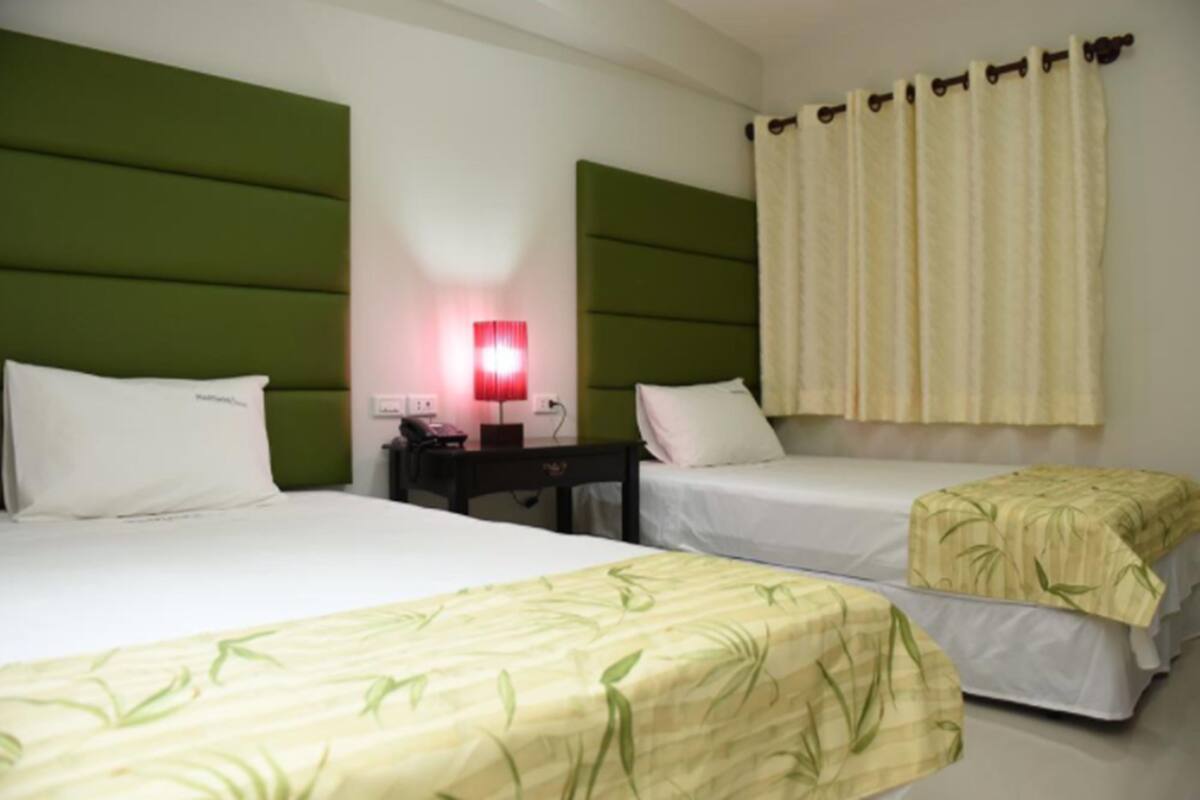Premium bedding, minibar, desk, free WiFi