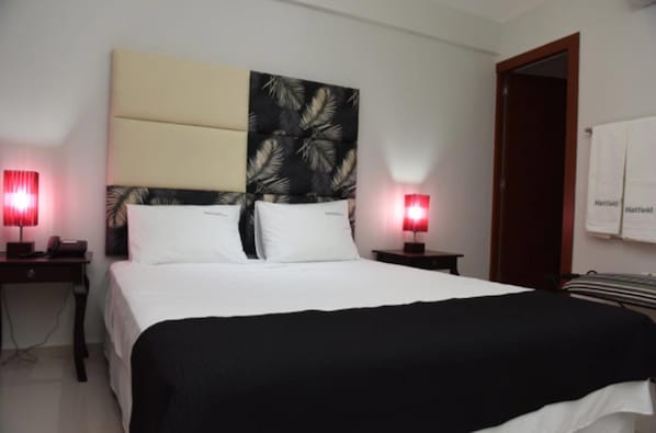 Premium bedding, minibar, desk, free WiFi
