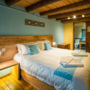 In-room safe, desk, blackout curtains, soundproofing - The Giggling Tree (Guilin)