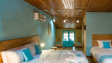Kamar Triple Standar | Brankas, meja kerja, tirai kedap cahaya, dan kedap suara