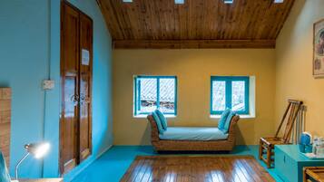Standard Triple Room | Living area