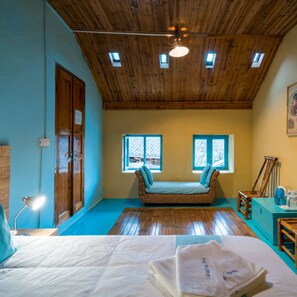 Standard Triple Room | Living area