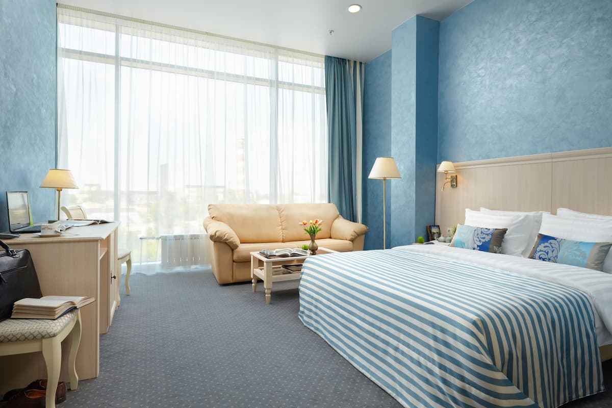 Standard Double or Twin Room | In-room safe, desk, soundproofing, iron/ironing board