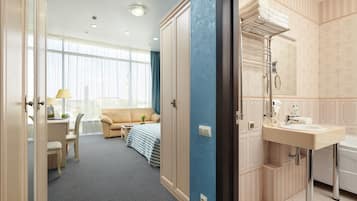 Standard Double or Twin Room | In-room safe, desk, soundproofing, iron/ironing board