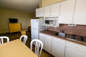 Quarto clássico, para não fumantes | Cozinha americana privada | Geladeira, micro-ondas