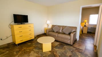 Classic Room, Non Smoking | Living area | 32-inch TV with cable channels