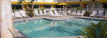 Una piscina al aire libre de temporada