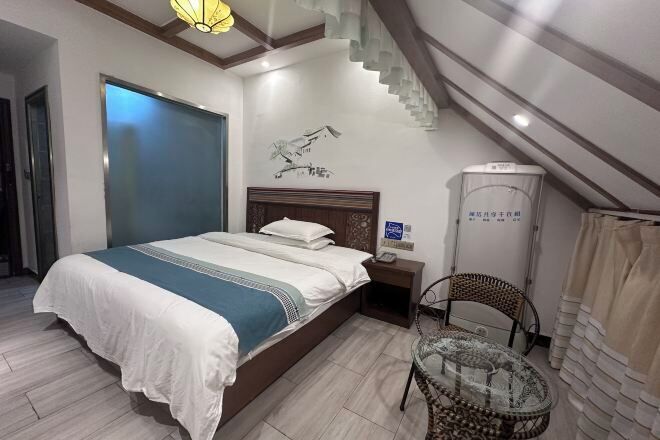 Escritorio, cortinas opacas, wifi gratis