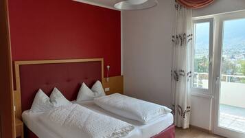 Quarto casal superior | Cofres nos quartos, escrivaninha, Wi-Fi de cortesia, roupa de cama