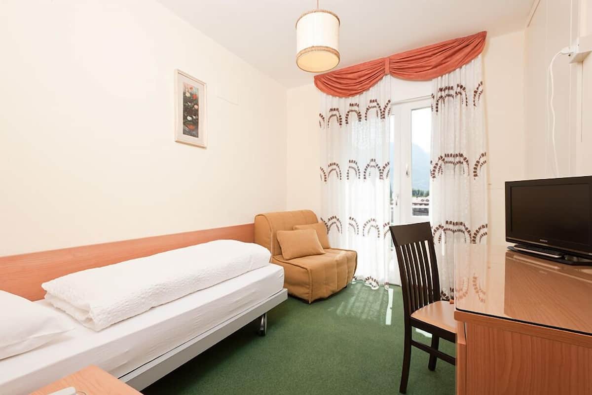 In-room safe, desk, WiFi (free), bed sheets