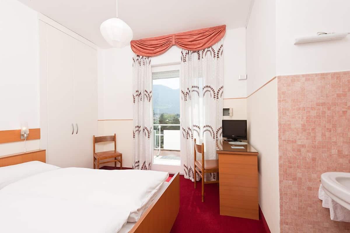 In-room safe, desk, WiFi (free), bed sheets