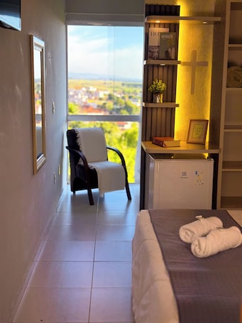 Minibar, escritorio, tabla de planchar con plancha y wifi gratis