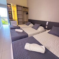 Quarto triplo | Frigobar, escrivaninha, ferros/tábuas de passar roupa, Wi-Fi de cortesia