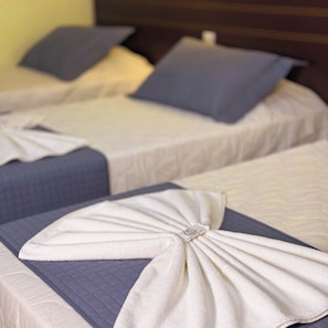 Quarto triplo | Frigobar, escrivaninha, ferros/tábuas de passar roupa, Wi-Fi de cortesia