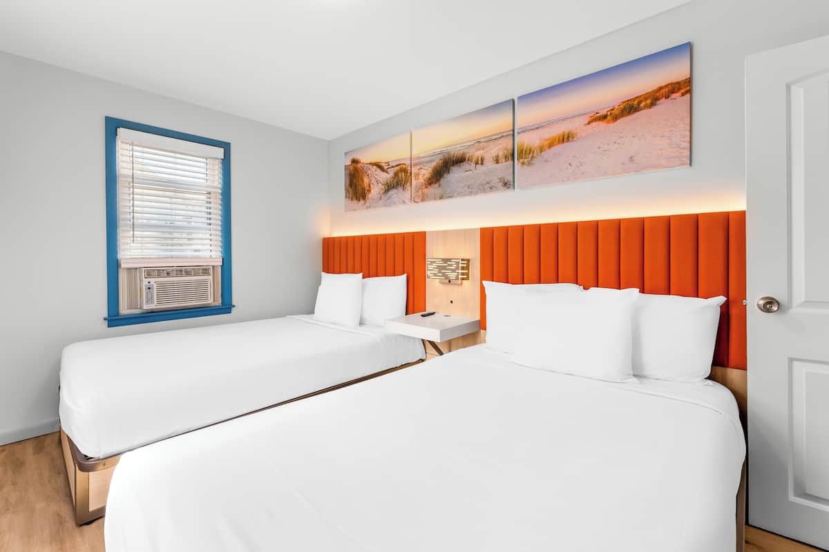 Suite, 2 Bedrooms, Kitchen | 2 bedrooms, desk, free WiFi, bed sheets
