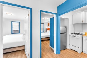 Suite, 2 Bedrooms, Kitchen | 2 bedrooms, desk, free WiFi, bed sheets
