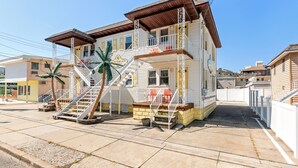 Unclassified image, 3 of 30, button - Buttercup Suites (Wildwood Crest)