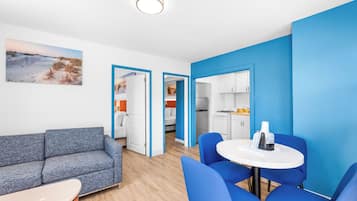 Suite, 2 Bedrooms, Kitchen | Living area