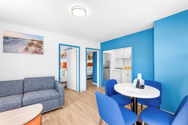 Suite, 2 Schlafzimmer, Küche | Wohnbereich | Fernseher