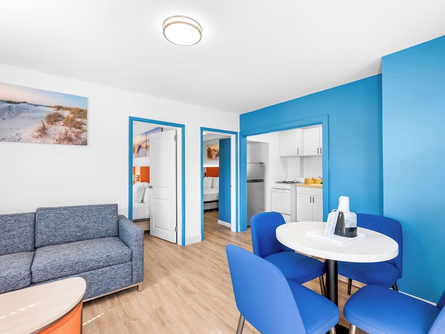 Suite, 2 habitaciones, cocina | Zona de estar | Una televisión