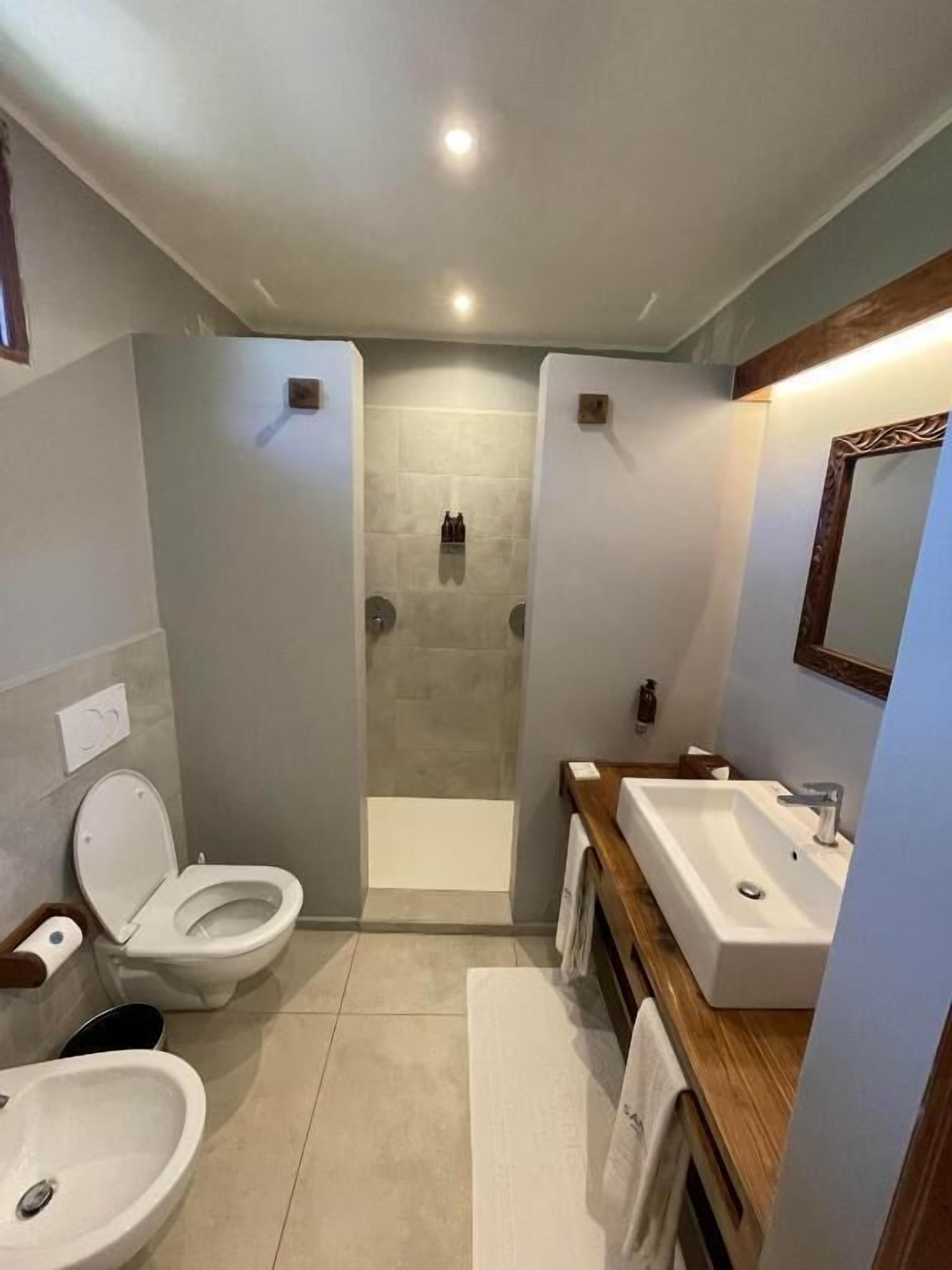 garden cottage | bathroom | shower, free toiletries, hair dryer, bidet