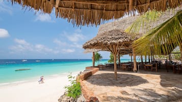 En la playa, playa de arena blanca y toallas de playa