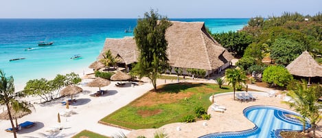 Piscine extérieure, parasols de plage, chaises longues