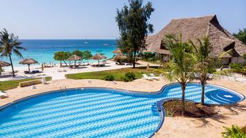 Piscine extérieure, parasols de plage, chaises longues