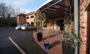 Front of property - Henley Hotel (Henley-in-Arden)