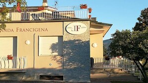 Un edificio con il cartello "Franci Genova" e un logo con la lettera 'F'.