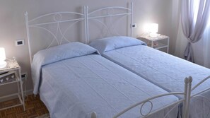 Double or Twin Room | Desk, soundproofing, cribs/infant beds, free WiFi - La Locanda Francigena (Lucca)