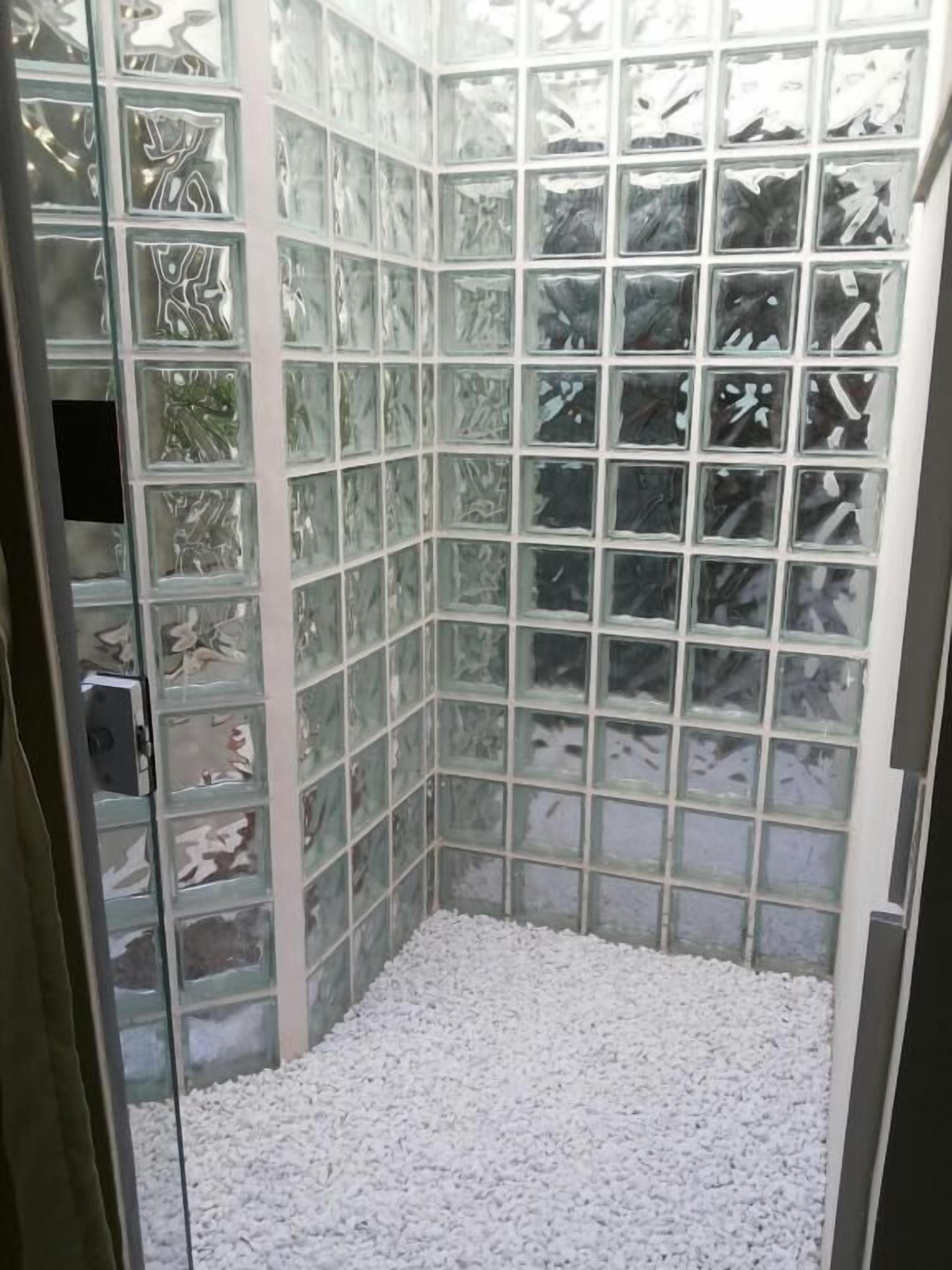 シャワー、バスアメニティ (無料)、ヘアドライヤー、タオル