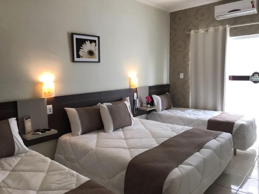 Frigobar, cofres nos quartos, ferros/tábuas de passar roupa