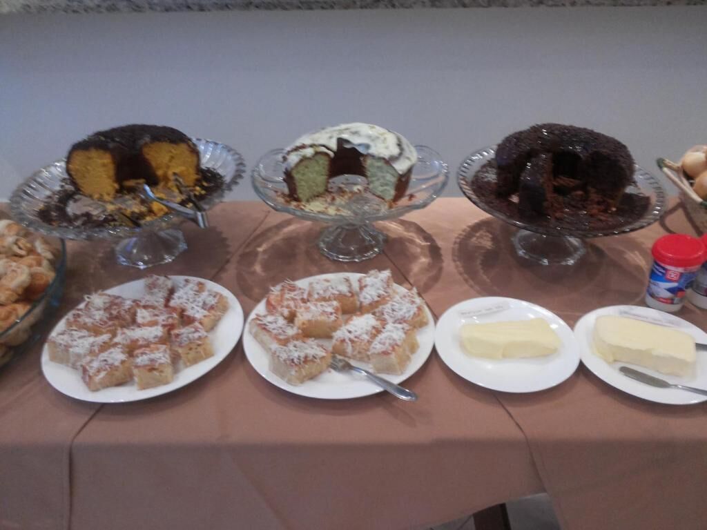 Una mesa de buffet con diversos postres y bandejas de queso.
