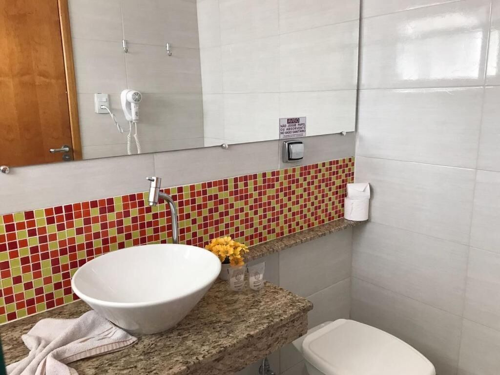 Chuveiro, produtos de toalete grátis, secador de cabelo 