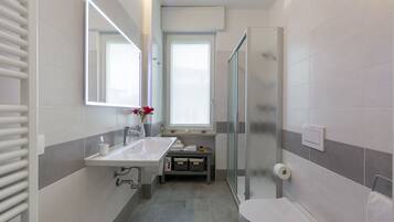 Quarto casal conforto | Banheiro | Chuveiro, produtos de toalete grátis, secador de cabelo, bidê