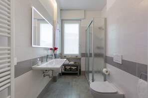 Comfort Double Room | Bathroom | Shower, free toiletries, hair dryer, bidet - B&B Domus Fluminis (Verona)