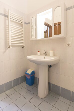 Double or Twin Room | Bathroom | Shower, hair dryer, towels - Albachiara Guest House (Rome)