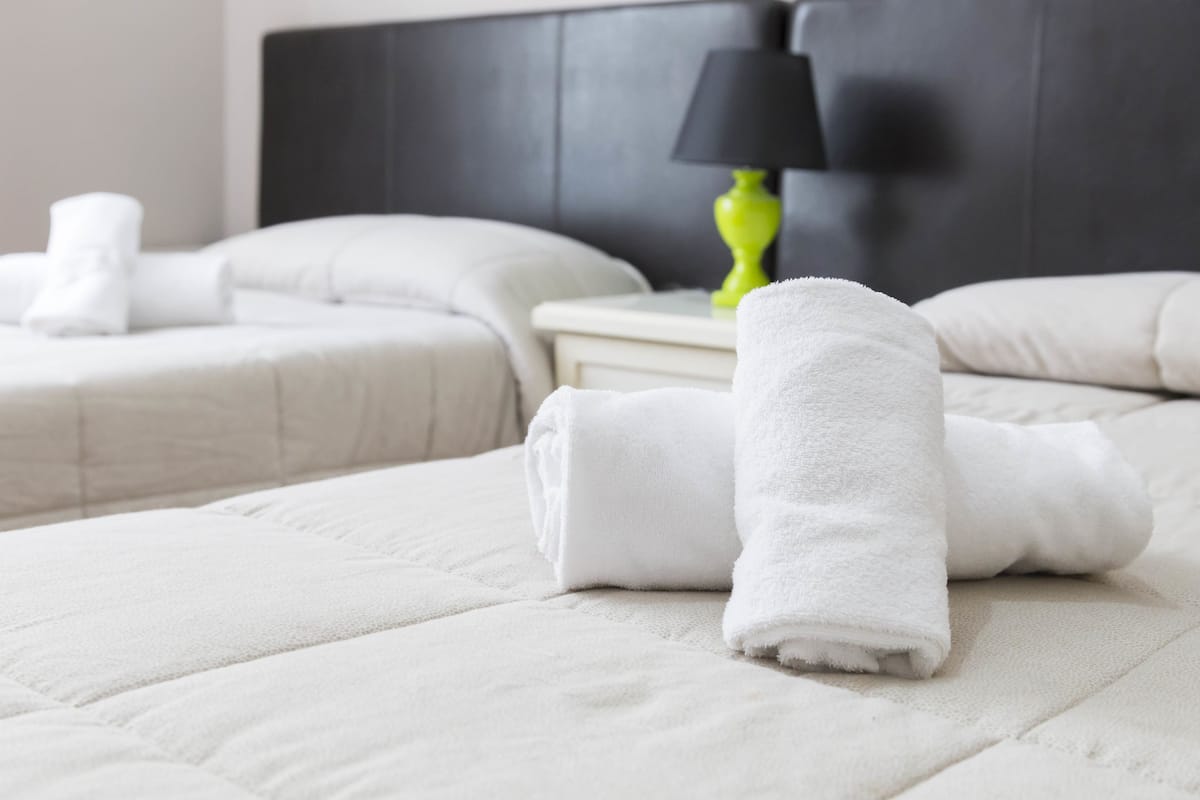 Habitación con 1 cama matrimonial o 2 individuales | Escritorio, wifi gratis y ropa de cama