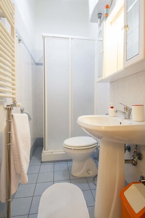 Triple Room | Bathroom | Shower, hair dryer, towels - Albachiara Guest House (Rome)