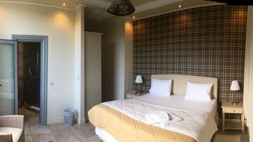 Habitación doble de uso individual | Caja fuerte, tabla de planchar con plancha, wifi gratis y ropa de cama