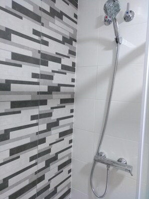Shower, towels - Hostal Rioja Condestable (Logroño)