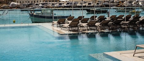 Piscine extérieure en saison