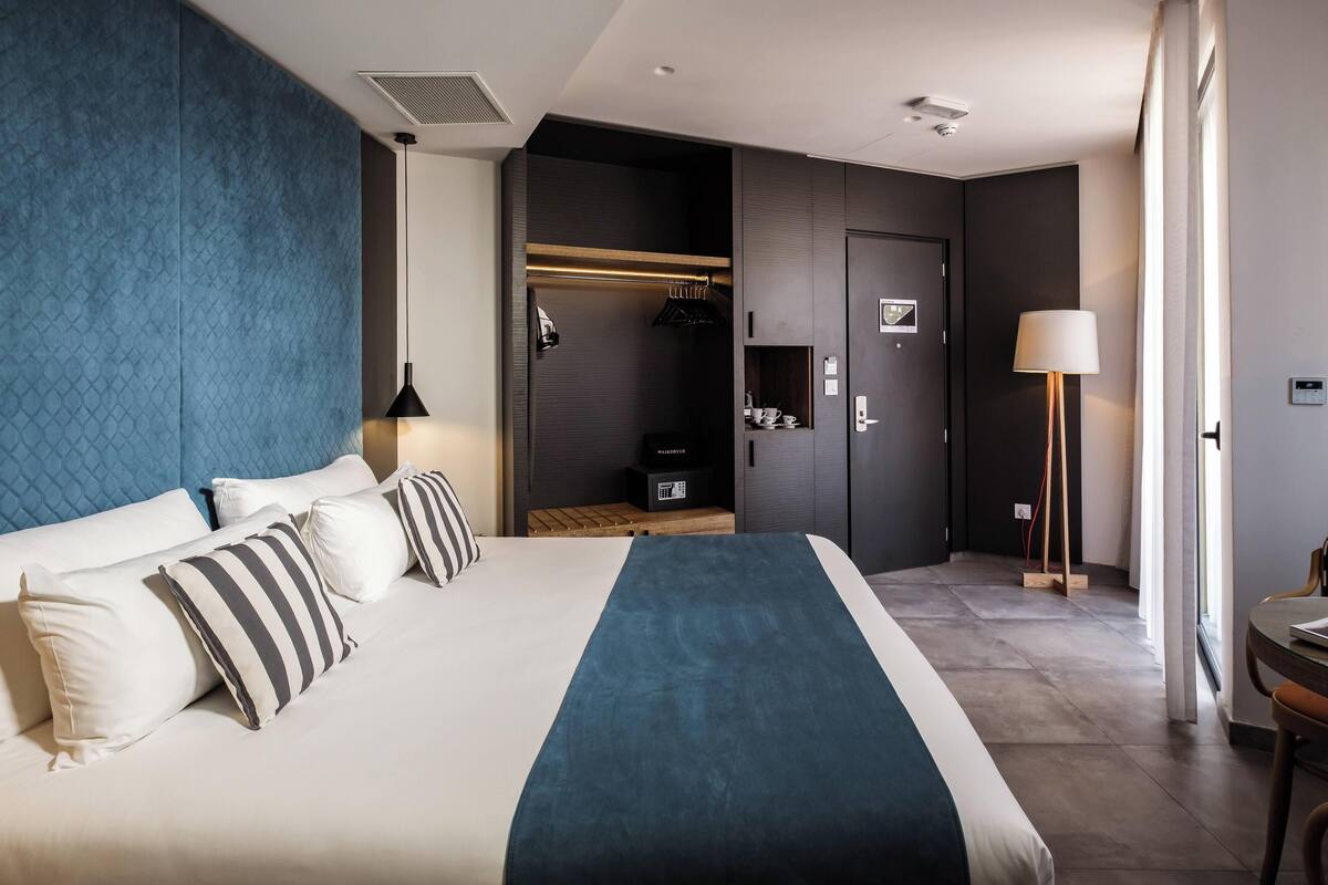 Habitación Deluxe con 1 cama doble o 2 individuales | Caja fuerte, escritorio, tabla de planchar con plancha y wifi gratis