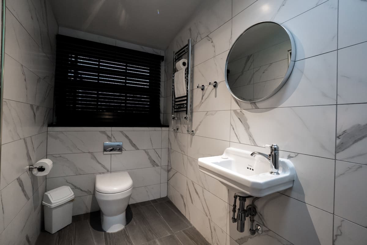 shower, free toiletries, towels