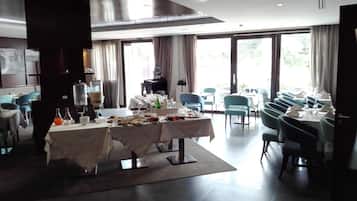 Desayuno bufé gratuito y diario