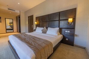 Senior Suite | Minibar, in-room safe, desk, soundproofing