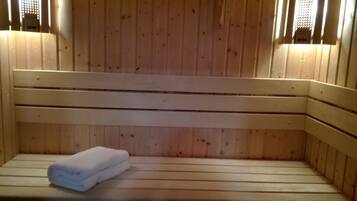 Una sauna de madera con bancos y una toalla.