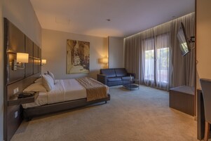 Senior Suite | Minibar, in-room safe, desk, soundproofing