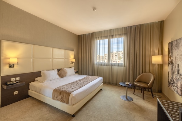 Junior Suite | Minibar, in-room safe, desk, soundproofing